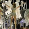 Leandra Leal voltou a exibir boa forma no desfile das campeãs, no Rio, em fevereiro de 2015