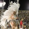 Leandra Leal voltou a exibir boa forma no desfile das campeãs, no Rio, em fevereiro de 2015