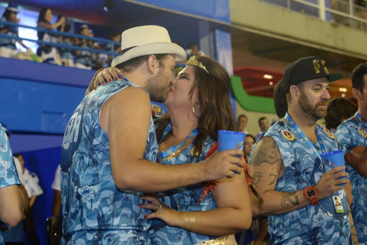 Foto Fabiana Karla beija o marido uruguaio, Bruno Muniz, no Camarote da Boa, no desfile das Foto Fabiana Karla beija o marido uruguaio, Bruno Muniz, no Camarote da Boa, no desfile das