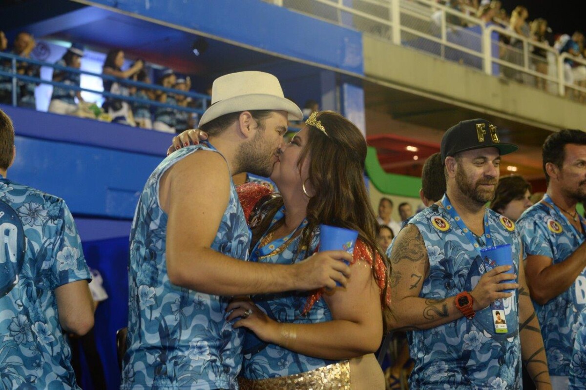 Foto Fabiana Karla beija muito o marido uruguaio, Bruno Muniz, no Camarote da Boa Purepeople Foto Fabiana Karla beija muito o marido uruguaio, Bruno Muniz, no Camarote da Boa Purepeople