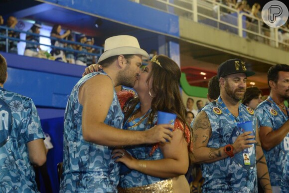 Fabiana Karla beija muito o marido uruguaio, Bruno Muniz, no Camarote da Boa