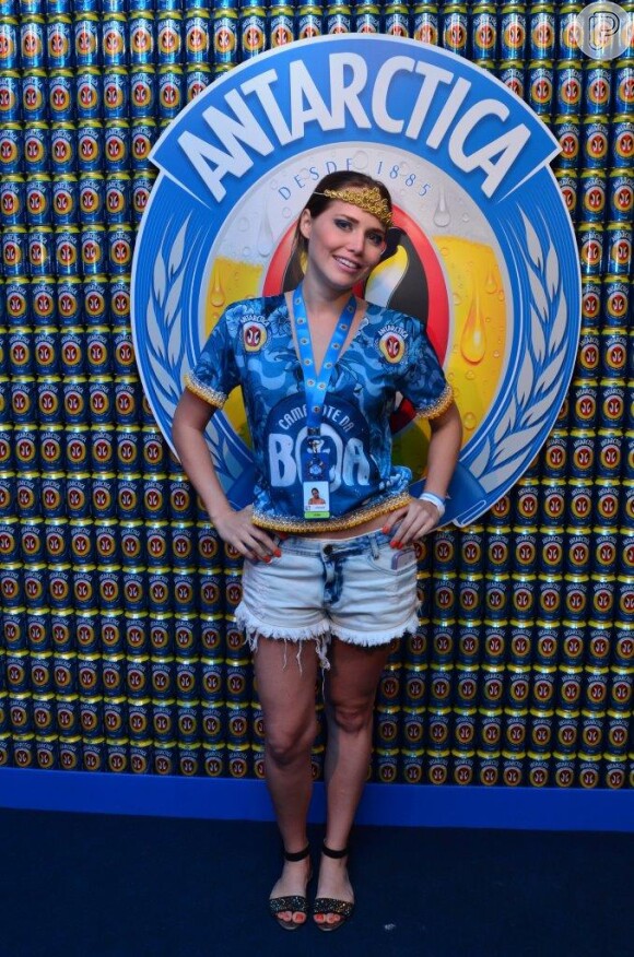 Letícia Colin confere Carnaval do Rio de shortinho jeans e blusa comportada