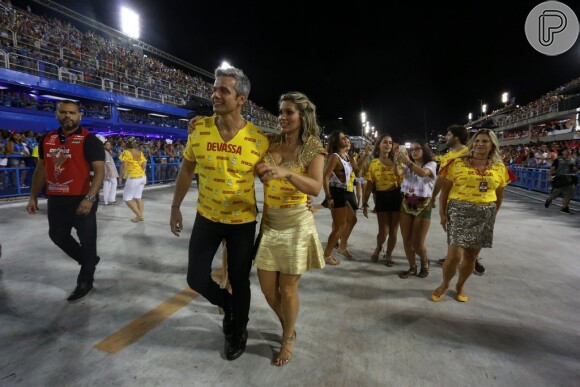 Flávia Alessandra e Otaviano Costa estavam em camarote, mas desceram para desfilar na Avenida no Sambódromo no Rio, na passagem do Salgueiro pela Sapucaí