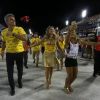 Flávia Alessandra, a filha Giulia, e o marido, Otaviano Costa, caem no samba no desfile do Salgueiro, no Rio