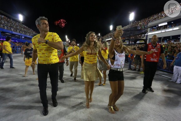 Flávia Alessandra, a filha Giulia, e o marido, Otaviano Costa, caem no samba no desfile do Salgueiro, no Rio
