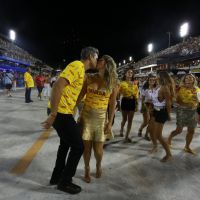 Flávia Alessandra e Otaviano Costa se beijam na Sapucaí, no Desfile das Campeãs
