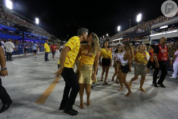 Flávia Alessandra beija Otaviano Costa em desfile de Carnaval no Rio