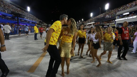 Flávia Alessandra e Otaviano Costa se beijam na Sapucaí, no Desfile das Campeãs