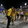 Flávia Alessandra beija Otaviano Costa em desfile de Carnaval no Rio