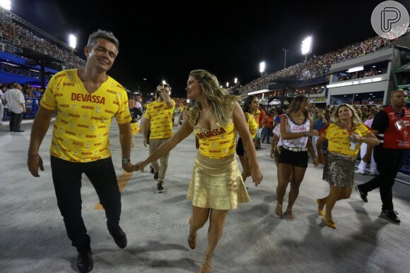 Flávia Alessandra e Otaviano Costa desfilam no chão da Sapucaí no desfile do Salgueiro, no Rio
