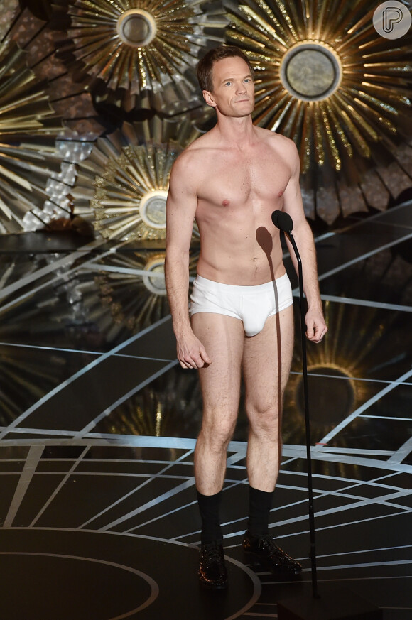 Neil Patrick Harris fica de cueca no palco do Oscar 2015 ao parodiar 'Birdman', em 22 de fevereiro de 2015