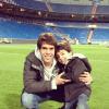 No gramado do estádio Santiago Bernabeu, em Madri, o jogador postou o registro ao lado do primogênito Luca, de 4 anos: 'Comemorando com o Luca a vitória de hoje, no Bernabeu!!', escreveu o paizão
