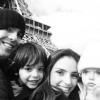 Carol postou uma foto com a família reunida diante da Torre Eiffel: 'My family, my love', escreveu ela no Instagram, em fevereiro deste ano