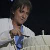 Roberto Carlos corta o bolo que ganhou de aniversário no palco: o sabor é o seu predileto, coco recheado de doce de leite
