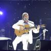 Roberto Carlos toca violão durante o show