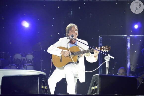 Roberto Carlos toca violão durante o show