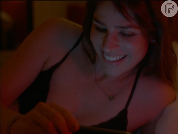 Larissa Bracher, mulher do cantor, aparece no clipe da música 'Somente Nela', de Paulinho Moska