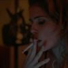 Deborah Secco fuma no clipe da música 'Somente Nela', de Paulinho Moska