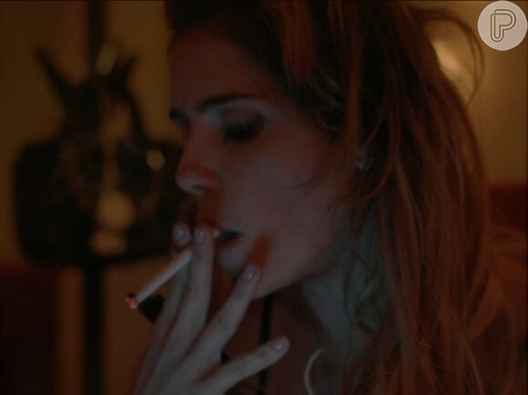 Deborah Secco fuma no clipe da música 'Somente Nela', de Paulinho Moska