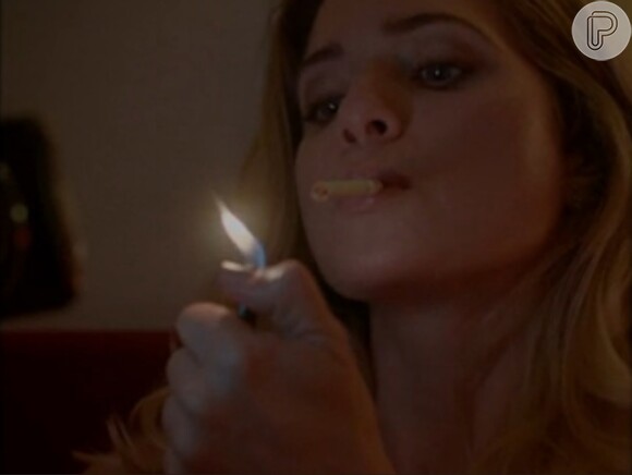 Leticia Spiller fuma no clipe da música 'Somente Nela', de Paulinho Moska