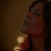 Helena Ranaldi fuma no clipe da música 'Somente Nela', de Paulinho Moska