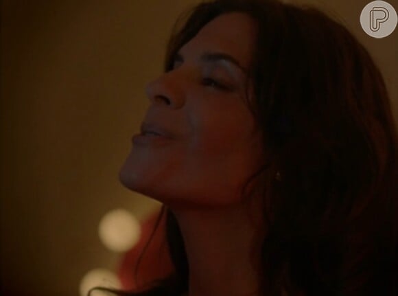 Helena Ranaldi fuma no clipe da música 'Somente Nela', de Paulinho Moska