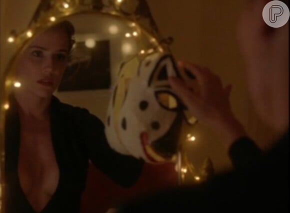 Deborah Secco aparece maquiada no clipe da música 'Somente Nela', de Paulinho Moska