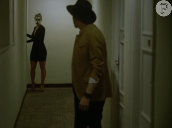 Paolla Oliveira usa vestido curto e decotado no clipe da música 'Somente Nela', de Paulinho Moska
