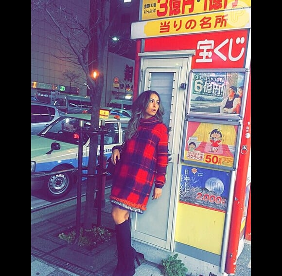Sabrina Sato faz pose em rua do Japão