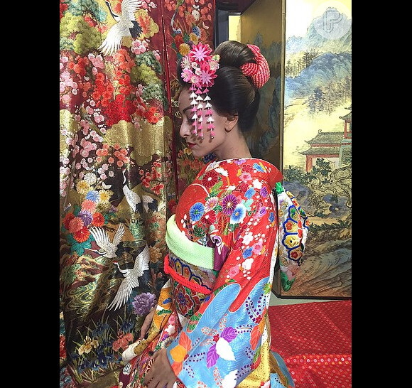 Sabrina Sato usou roupa típica de oriental durante viagem ao Japão
