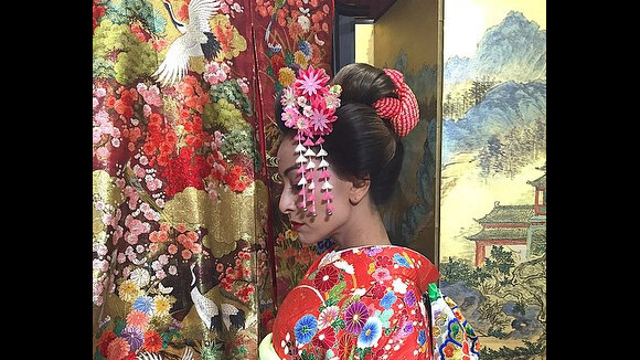 Sabrina Sato usa roupa típica de oriental durante viagem ao Japão. Veja fotos!