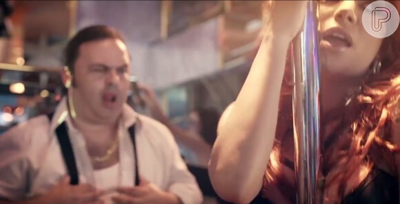 Anitta é uma gogogirl no clipe de 'No Meu Talento' e dança no pole dance