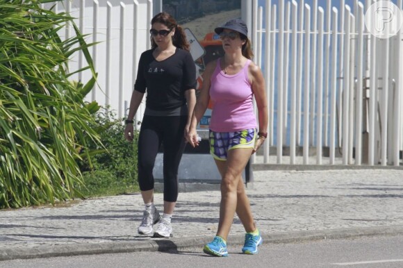 Giovanna Antonelli caminha acompanhada de amiga