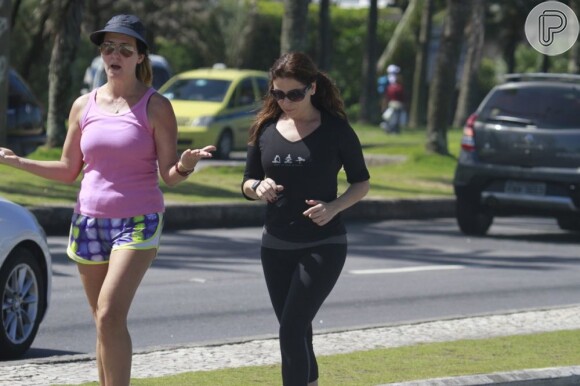 Giovanna Antonelli usa roupa preta para caminhar na orla carioca