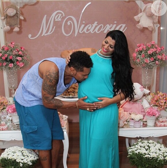 Ellen Cardoso dá à luz Maria Victoria, primeira filha com Naldo Benny, em 26 de fevereiro de 2015