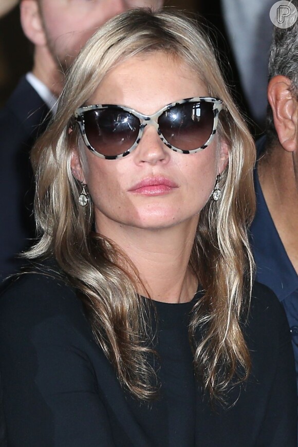 A deslumbrante modelo Kate Moss arrasou com o óculos de onça estampada. Curtiu?