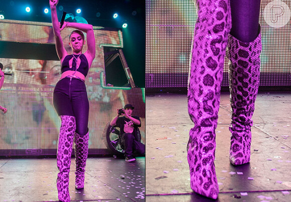 A cantora Miley Cyrus usou uma bota de animal print em uma show na Califórnia, em dezembro de 2012