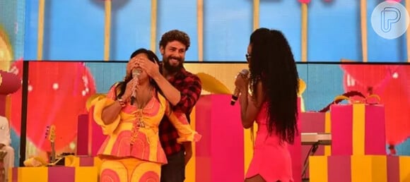 Cauã Reymond tampa os olhos de Regina Casé para fazer surpresa no aniversário da apresentadora, no 'Esquenta', neste domingo, 1 de março de 2015.