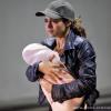 Morena (Nanda Costa) sai de um carro blindado carregando sua filha ainda bebê, em meio a um tiroteio, em 'Salve Jorge'
