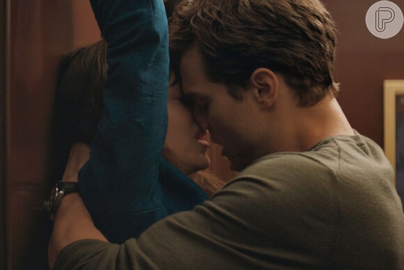 Dakota Johnson e Jamie Dornan protagonizam intensas cenas de sexo em '50 Tons de Cinza'