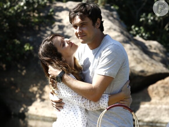 Sergio e Nathalia, par romântico na novela 'Alto Astral', levaram para a vida real o encontro amoroso na ficção. Apesar de serem vistos juntos em algumas ocasiões, os atores preferem não assumir o namoro