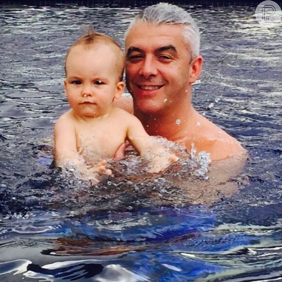 Alexandre Jr. posa com o papai na piscina. Desde tamaninho, ele já está dando as suas primeiras braçadas na aula de natação