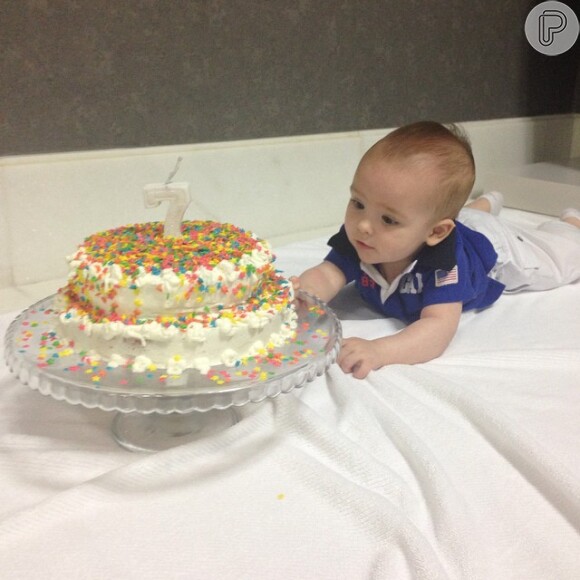O bebê de olho no seu bolo colorido de 7 meses!