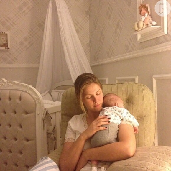 Ana Hickmann com o bebê no colo nos primeiros meses de vida! Muito carinho e amor pelo Ursinho