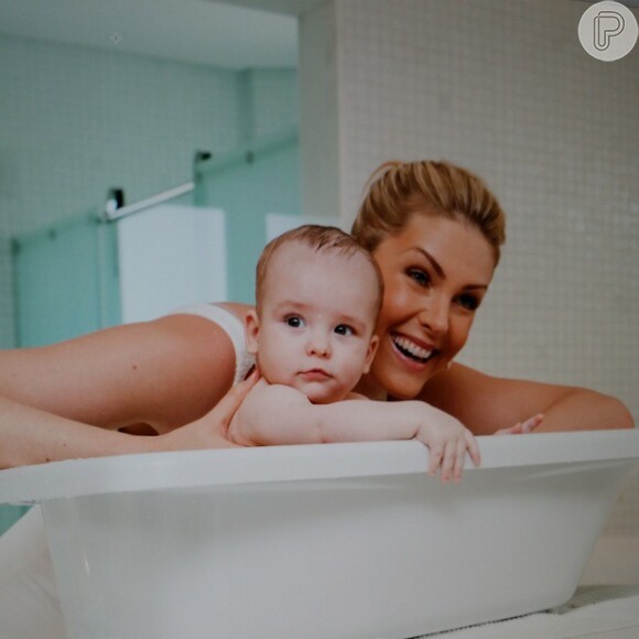 Ana Hickmann posa com o pequeno Alexandre Jr. na banheira. Ela conta que a hora do banho é a preferida do filho