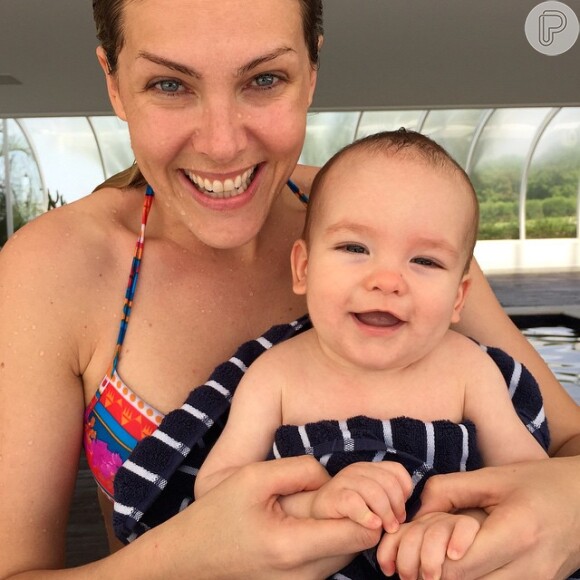 Sorrisão depois de um delicioso banho de piscina na companhia da mamãe famosa