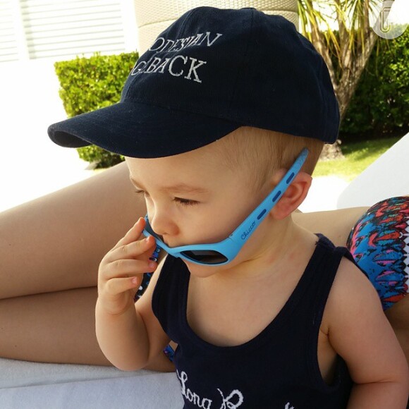 Estiloso desde pequeno, o filho de Ana Hickmann usa óculos e boné na piscina