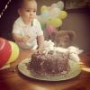 Alexandre Jr. comemora 11 meses com direito a mais um bolo cheio de chocolate, balões e o seu ursinho do lado
