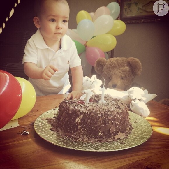 Alexandre Jr. comemora 11 meses com direito a mais um bolo cheio de chocolate, balões e o seu ursinho do lado