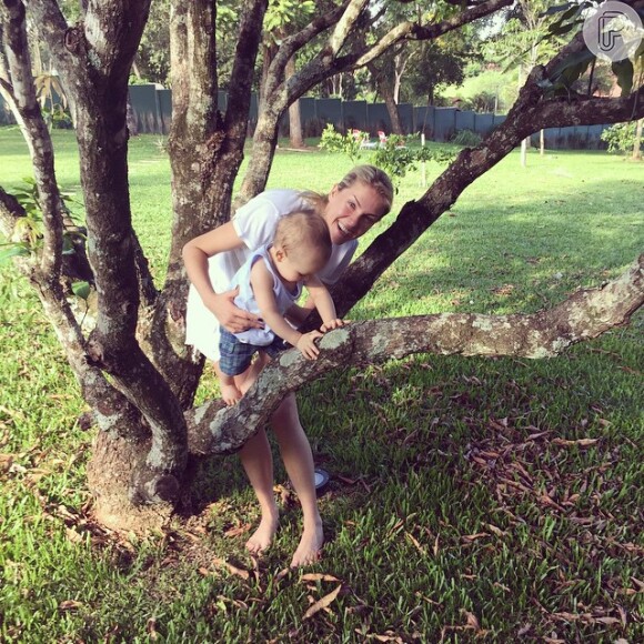 Olha Ana Hickmann dando uma mãozinha para o filho aprender a subir em árvore?
